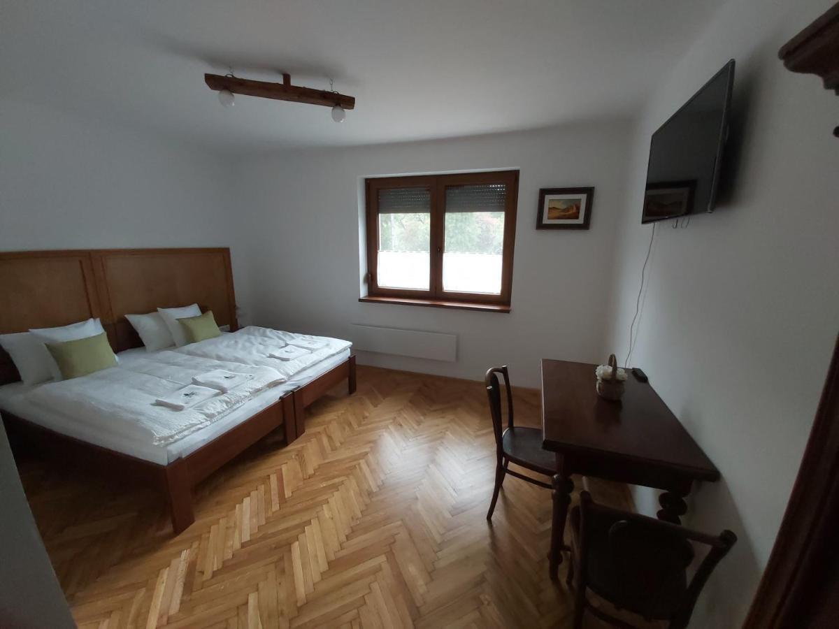 Bed and Breakfast Mamutfenyő Panzió Tata Exterior foto