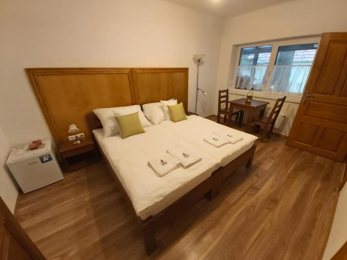 Bed and Breakfast Mamutfenyő Panzió Tata Exterior foto