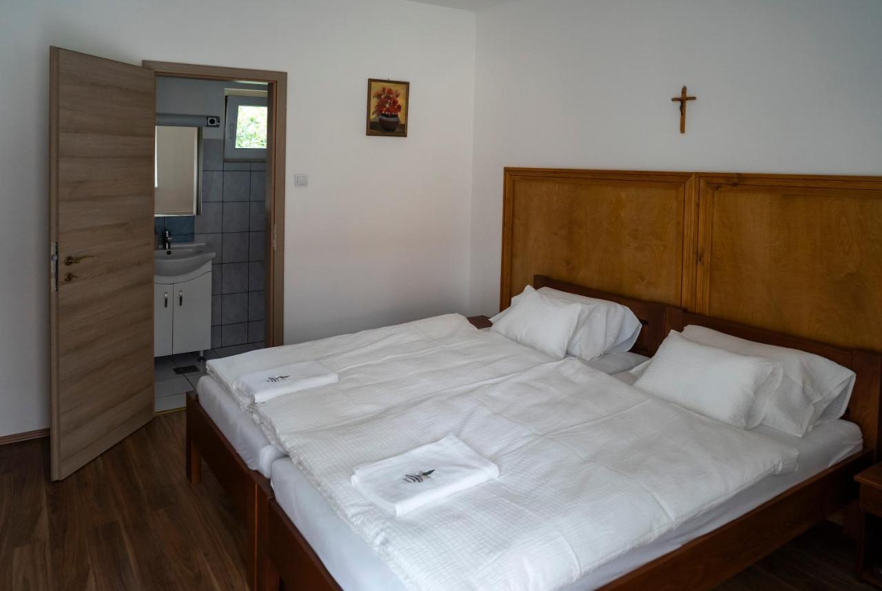 Bed and Breakfast Mamutfenyő Panzió Tata Exterior foto