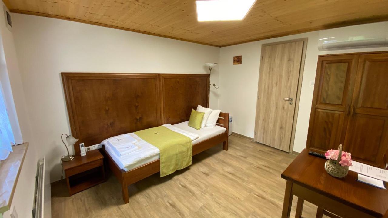 Bed and Breakfast Mamutfenyő Panzió Tata Exterior foto