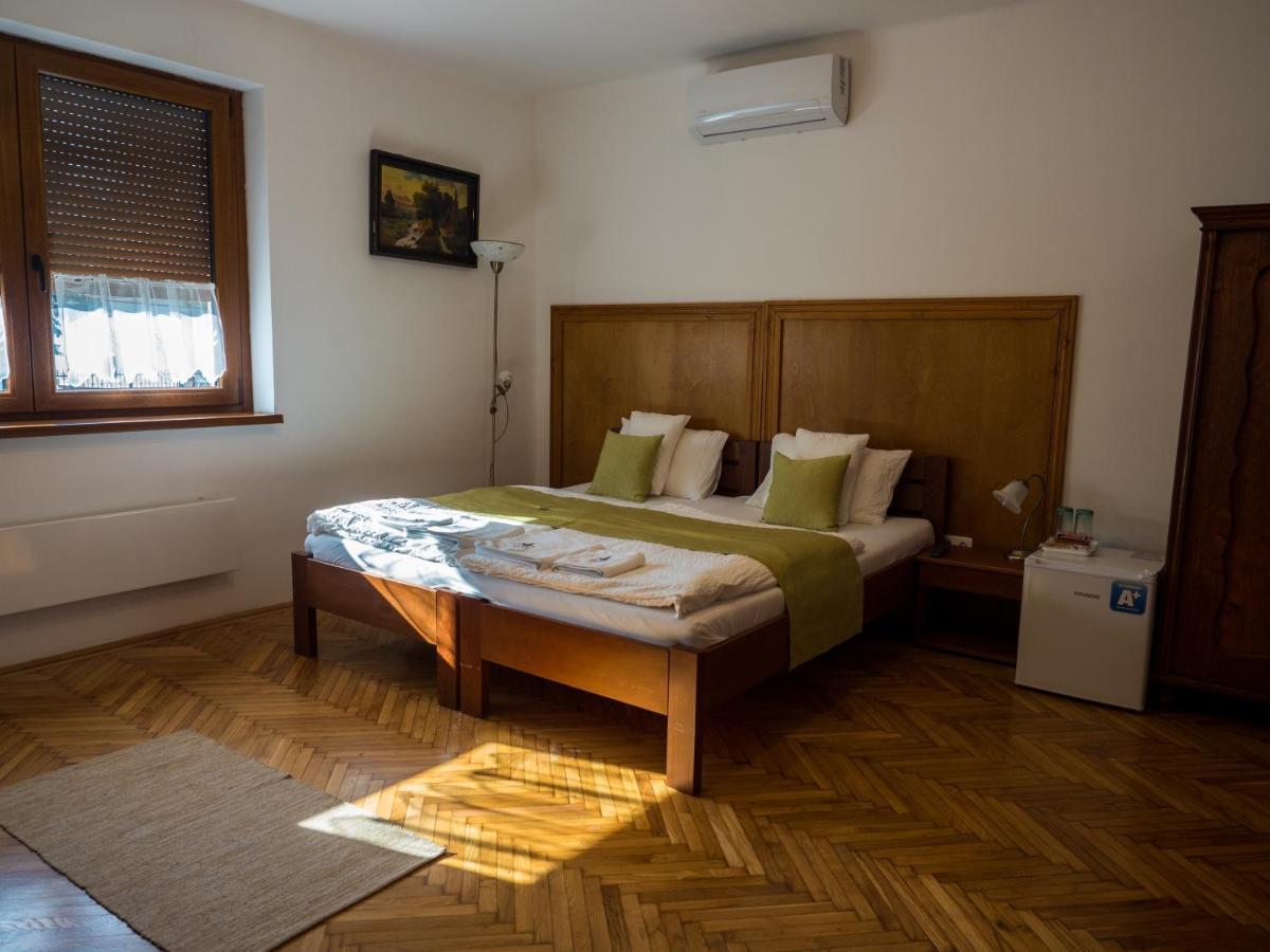 Bed and Breakfast Mamutfenyő Panzió Tata Exterior foto