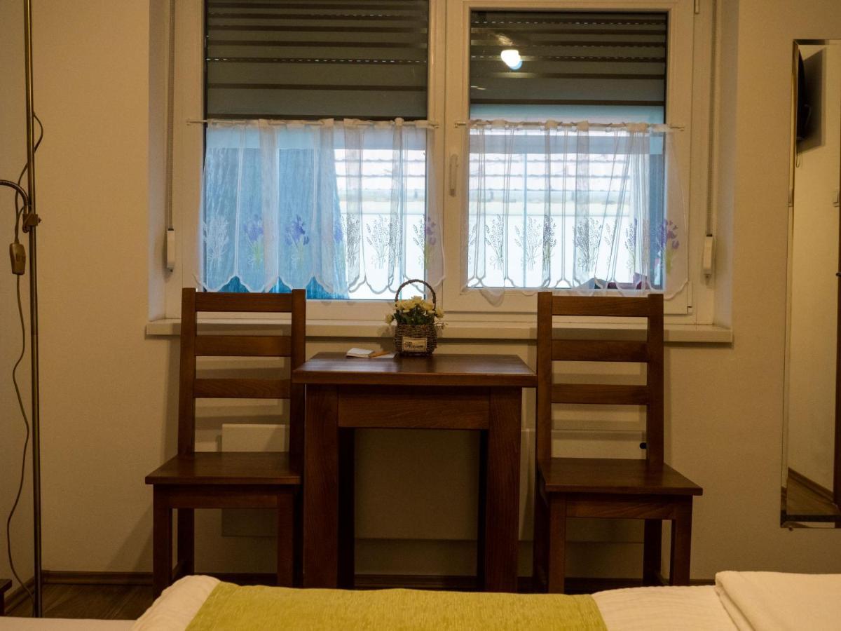 Bed and Breakfast Mamutfenyő Panzió Tata Exterior foto