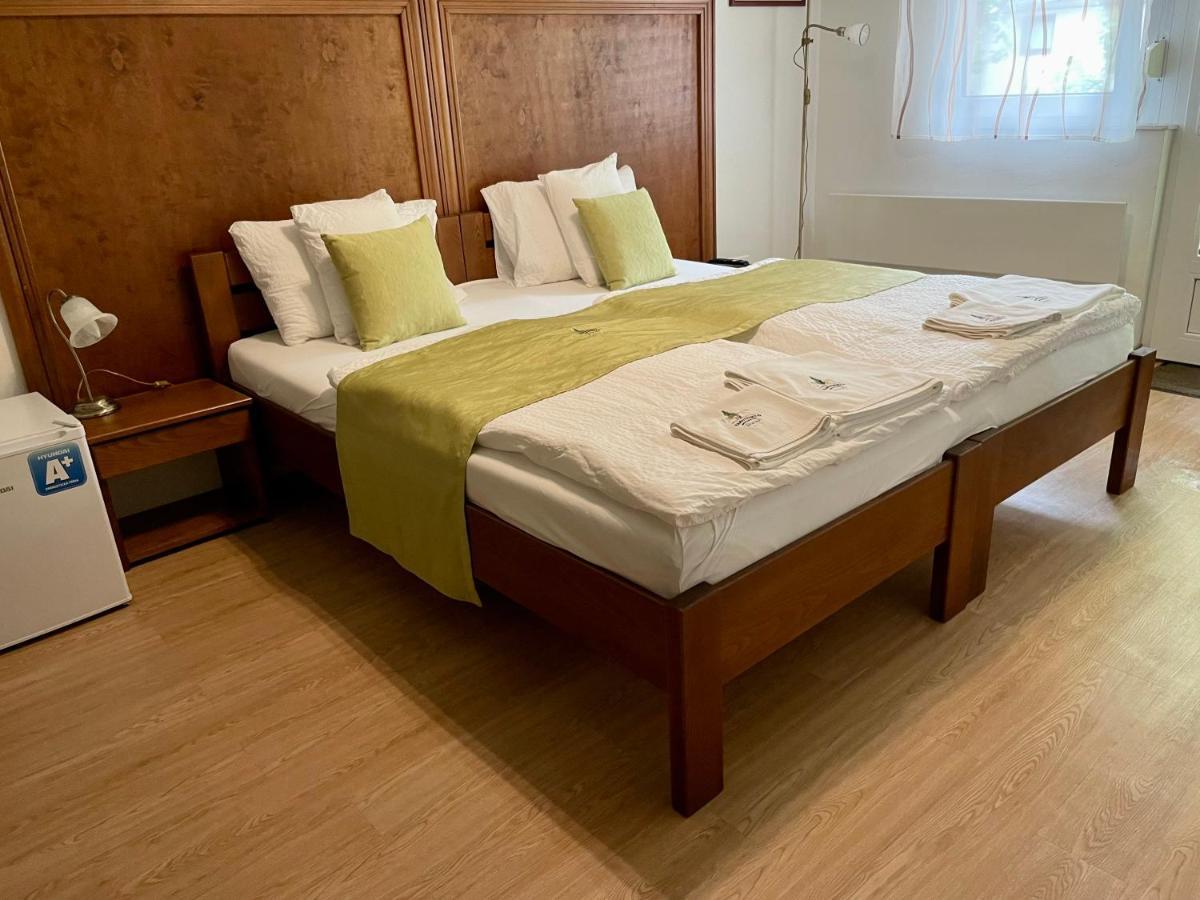 Bed and Breakfast Mamutfenyő Panzió Tata Exterior foto