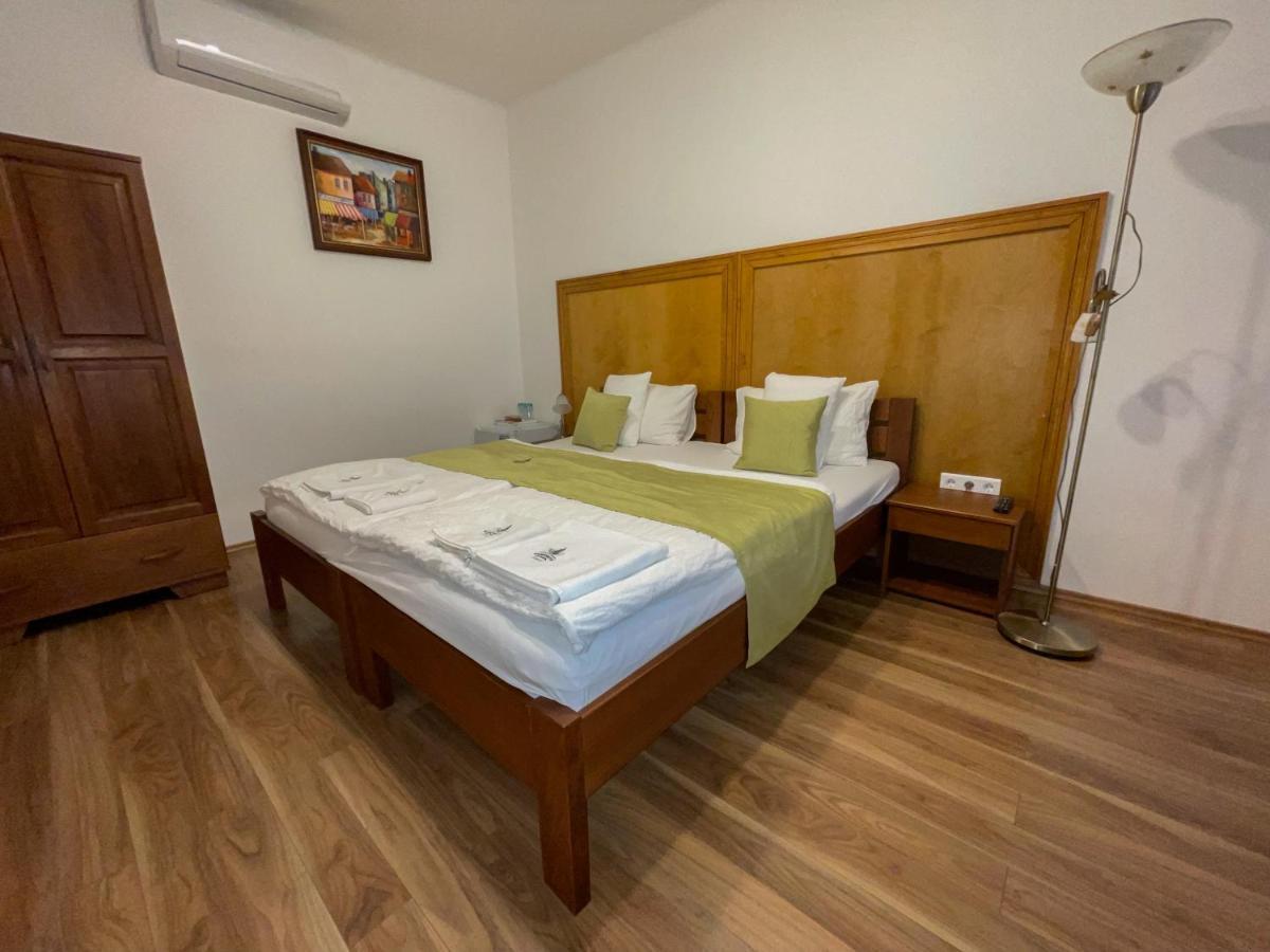 Bed and Breakfast Mamutfenyő Panzió Tata Exterior foto