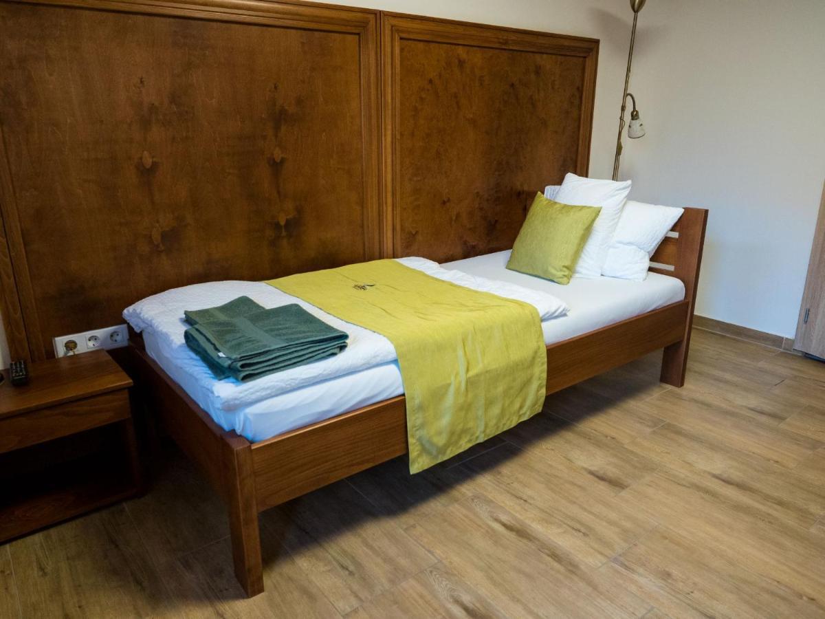 Bed and Breakfast Mamutfenyő Panzió Tata Exterior foto