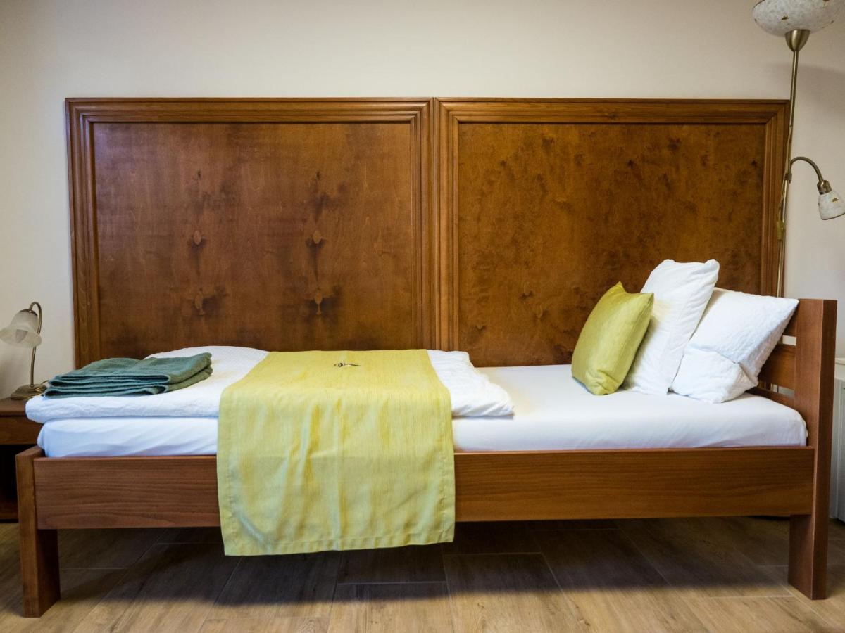 Bed and Breakfast Mamutfenyő Panzió Tata Exterior foto